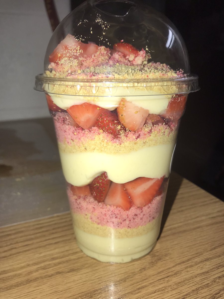 StaceSweets15's tweet image. Strawberry Crunch Cheesecake 🌸 #SmallBusiness #strawberrycrunch #cheesecake #dessert
