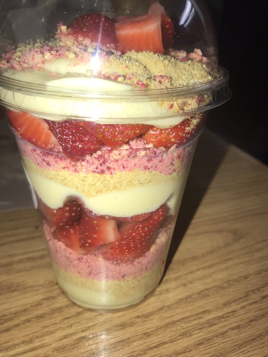 StaceSweets15's tweet image. Strawberry Crunch Cheesecake 🌸 #SmallBusiness #strawberrycrunch #cheesecake #dessert