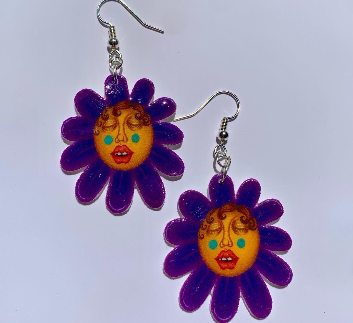 weirdmind_art's tweet photo. i’d luv to sell a pair today 😌 https://t.co/Fv7Parl22g