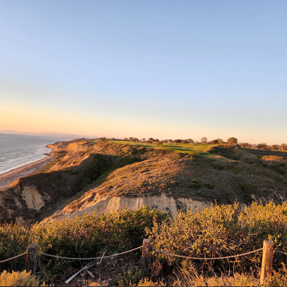 WhoDesignedThat's tweet photo. Sunset over Torrey Pines South https://t.co/gQRWOY53b6