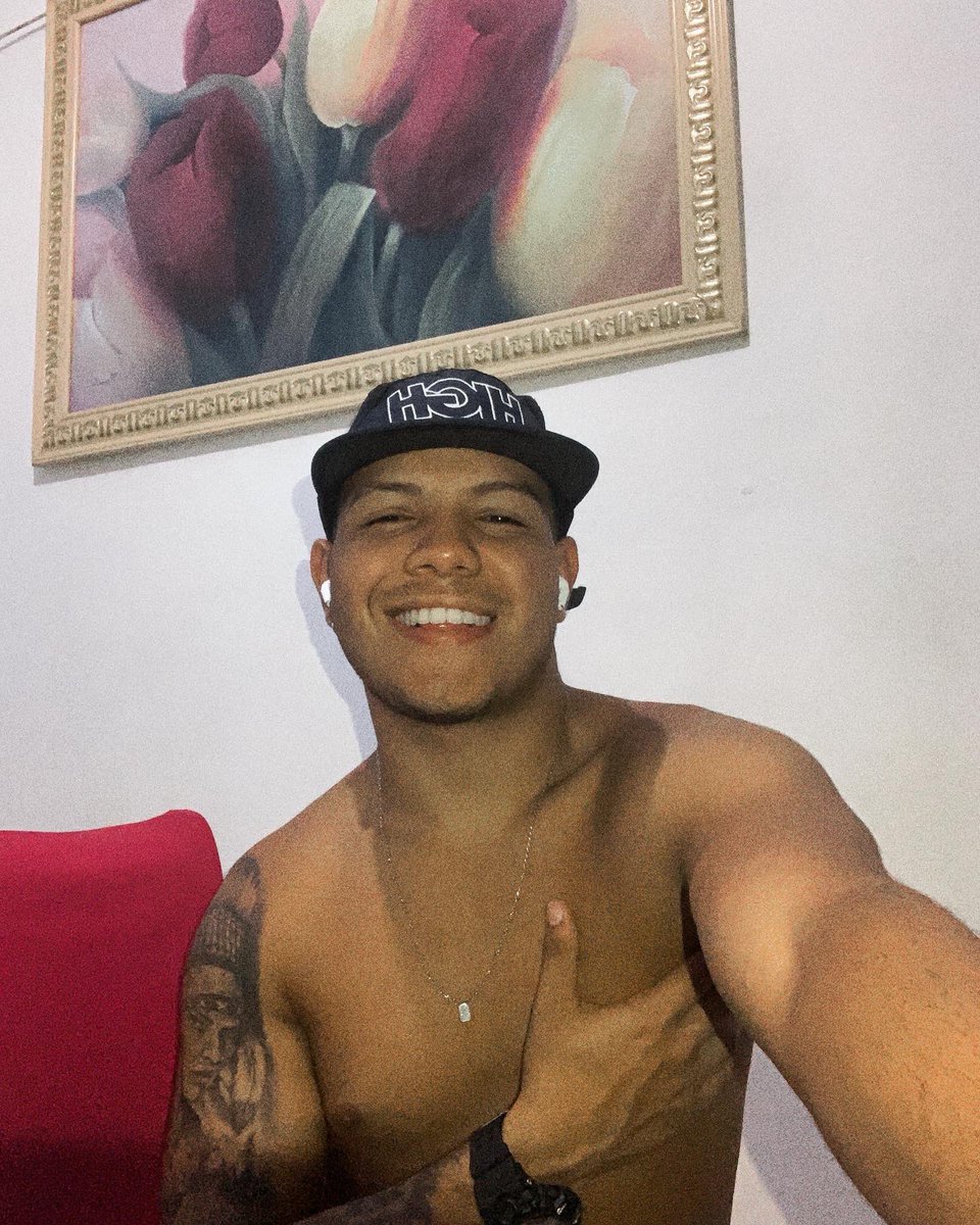 brenuso's tweet photo. Viciado em usar boné, lança só uma sem. https://t.co/jDmEJ4tbGp
