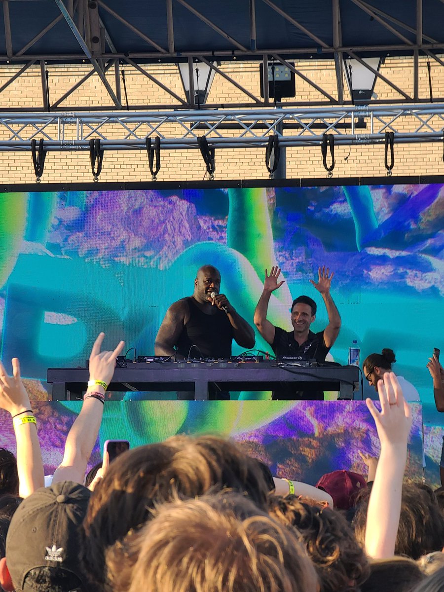 Hey @ChicoStBarstool just in case ya'll needed a reminder of who's got the best damn bar... Shaq flew across the country just to throw a big ass party for the best bar in America💜💛 #BestBarSupDogs <a href="/barstoolecu/">Barstool ECU</a> <a href="/SupDogsECU/">Sup Dogs</a>