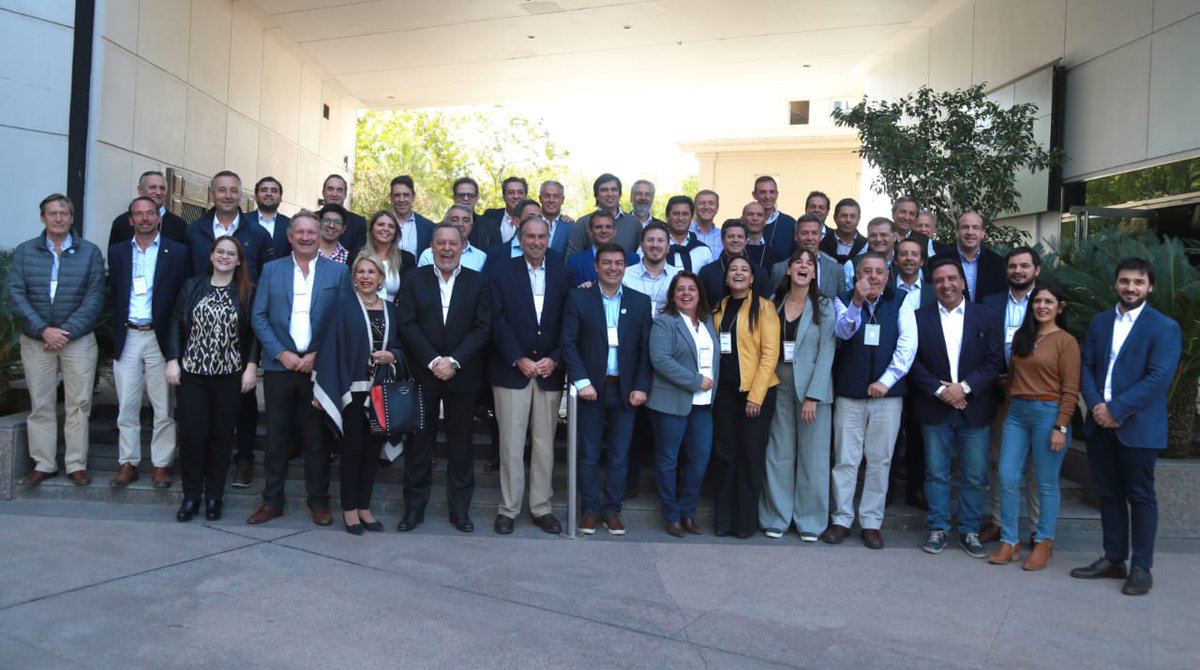 GustavoSantosOk's tweet photo. En el Pro, apostamos al federalismo como proyecto de país. Nos reunimos en Mendoza
con referentes, senadores y diputados nacionales, intendentes y legisladores provinciales del @proargentina. Córdoba presente para construir una mirada federal de las políticas públicas para 2023. https://t.co/09IElgi2yh