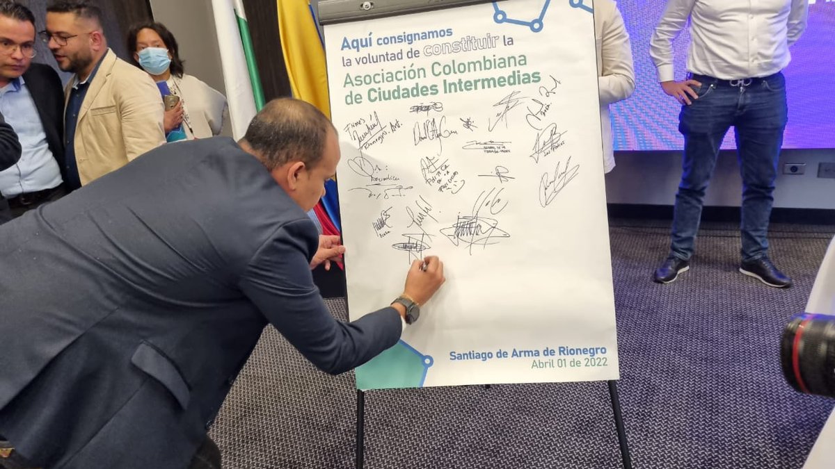 DavoPastranaS's tweet photo. Desde Rionegro, Antioquia, junto a 35 alcaldes del país, firmamos acuerdo de voluntad para conformar la Asociación de Ciudades Intermedias de Colombia. https://t.co/aCa2V1Kqj6