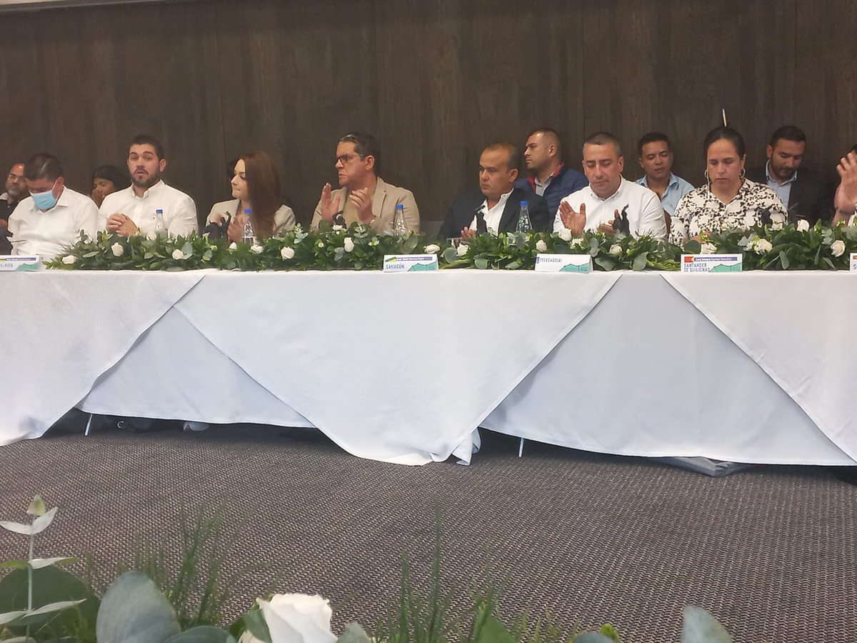 DavoPastranaS's tweet photo. Desde Rionegro, Antioquia, junto a 35 alcaldes del país, firmamos acuerdo de voluntad para conformar la Asociación de Ciudades Intermedias de Colombia. https://t.co/aCa2V1Kqj6