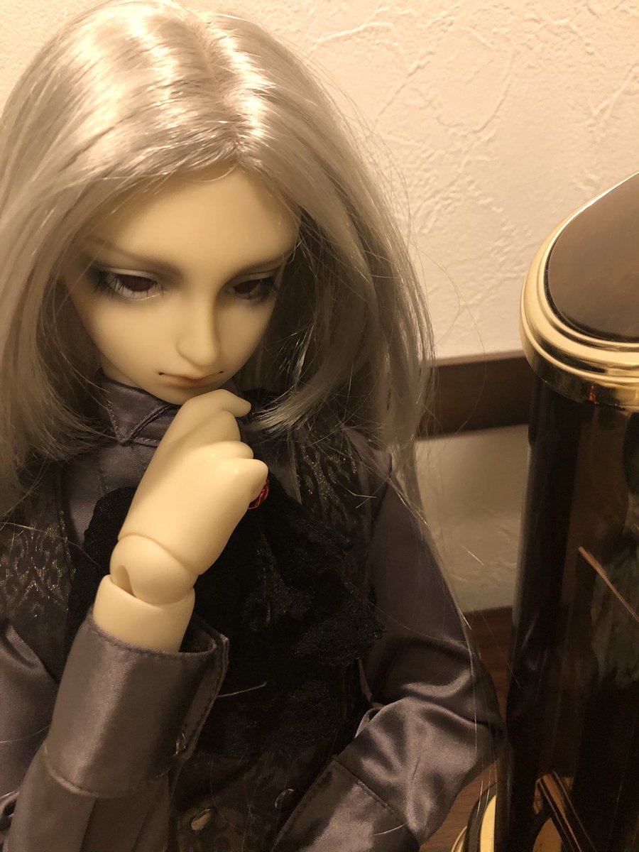 gogono_darko's tweet photo. #4月になったのでフォロワーさんに自己紹介しようぜ

作家ドールやキャストドールたち（合計十数人）に囲まれながら、気ままに吸血鬼や夢魔たちの創作設定を呟くアカウント。たまに音楽作ったり絵も描きます。腐の香りがする時があります気をつけて！
1枚目のドールの作家様たちは人物タグを参照。 https://t.co/aINkfsF5Rj