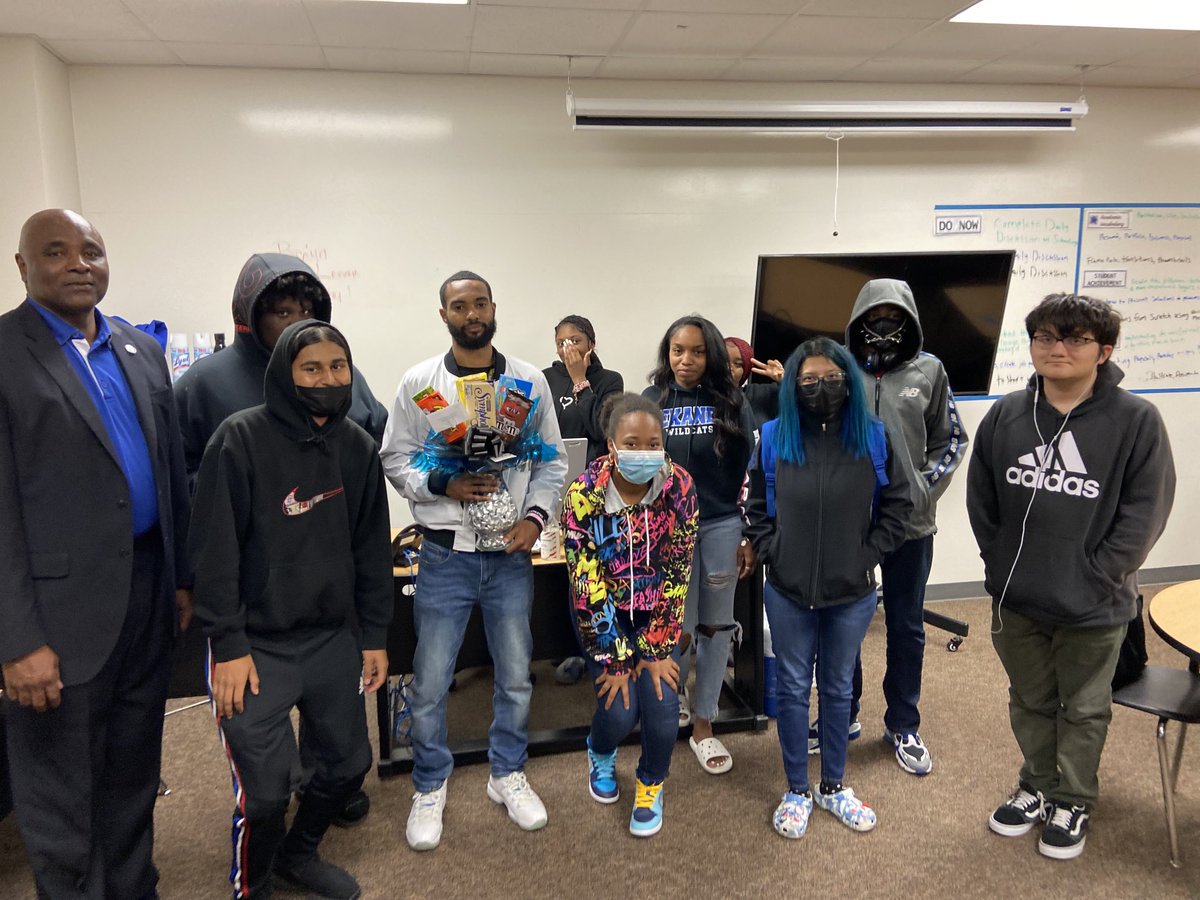 lucyvelez03's tweet image. Congratulations to Mr. Holmes!  Dekaney HS Rookie Teacher of the year! 🐾 ⁦@DekaneyFootball⁩ ⁦@Dekaneywildcat⁩ ⁦@DHS_CTE_Law⁩ ⁦@CteNths⁩