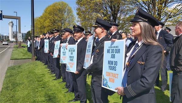 AlaskaHawaiian's tweet photo. Hundreds of pilots attended today’s all-base informational picket to make a statement to @AlaskaAir management - #dotherightthing! It’s been three yrs of contract negotiations, yet management has not meaningfully addressed the pilots' contract concerns #ValueAlaskaPilots https://t.co/kiMQ7m90Hy