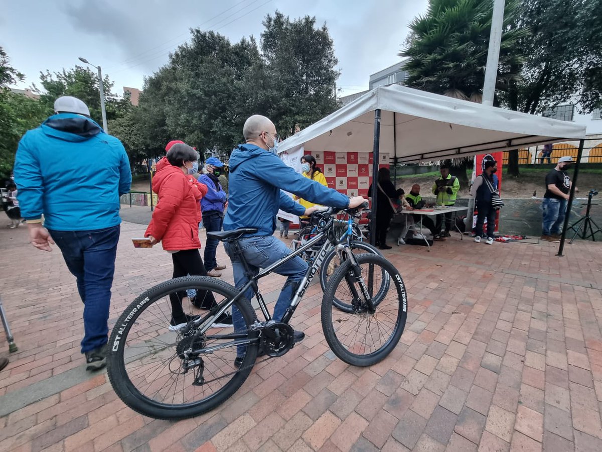 OscarRamosCal's tweet photo. Somos #ChapiDistritoCultural 🎭
📣 Pasamos la tarde en #DistritoCH disfrutando de las actividades programadas para los amantes de las bicicletas.
📣 Mañana tendremos una gran agenda cultural y gastronómica para todos los gustos. ¡Los esperamos en el Parque Portugal! https://t.co/KLolG4vOO9