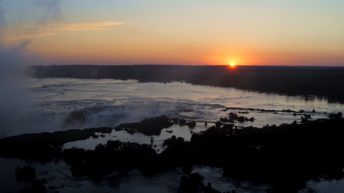明日は「イグアスの滝」。その表情は、季節や時・お天気によって一瞬ごとに変わります。これは夜明け！近年、水量の低下がいわれますが…かつてない水煙が撮影できました。