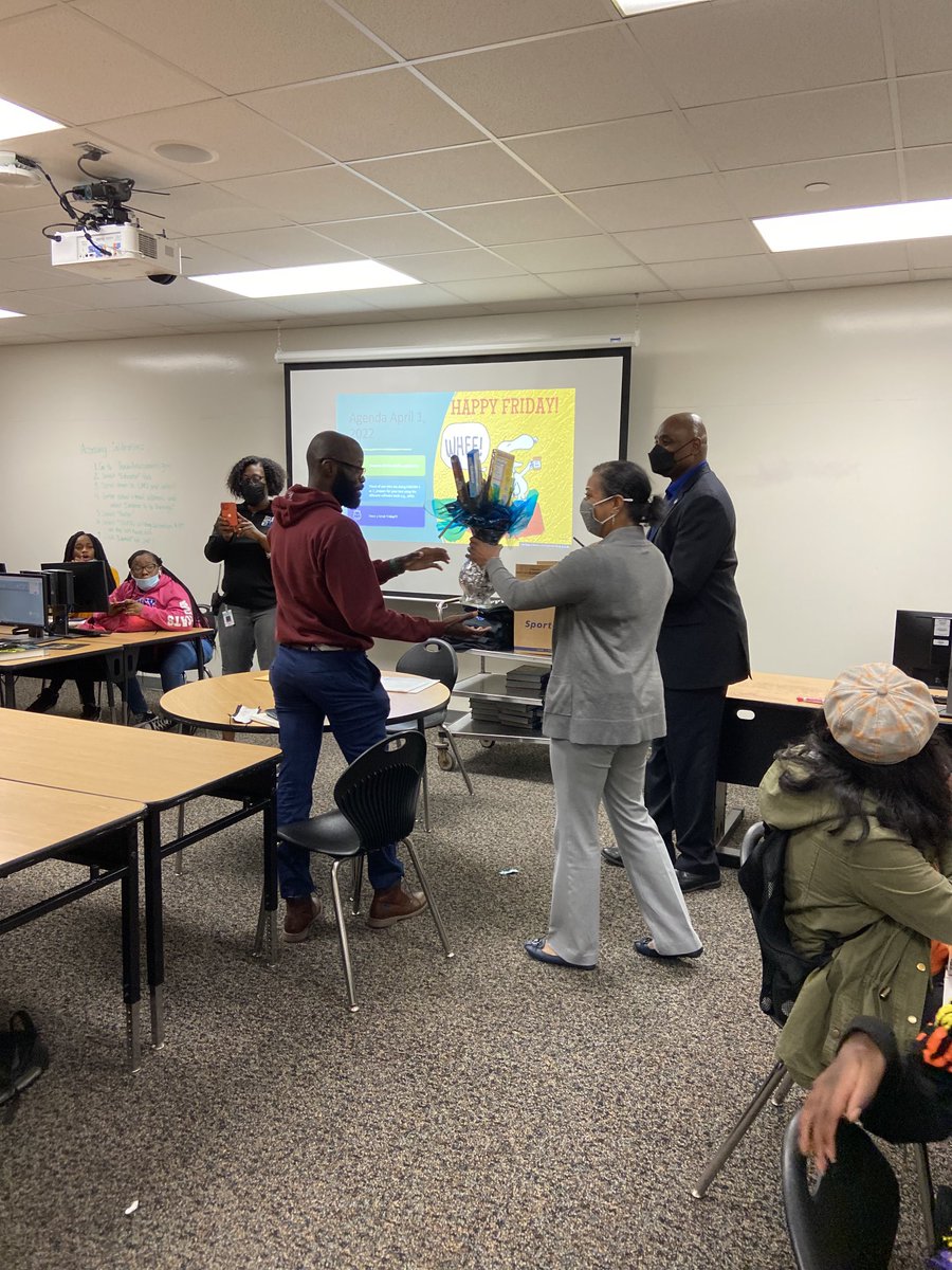 lucyvelez03's tweet image. Congratulations to Mr. Esdaille! Dekaney HS Teacher of The Year. ⁦@Dekaneywildcat⁩ ⁦@DHS_CTE_Law⁩ ⁦@CteNths⁩ @dekaney