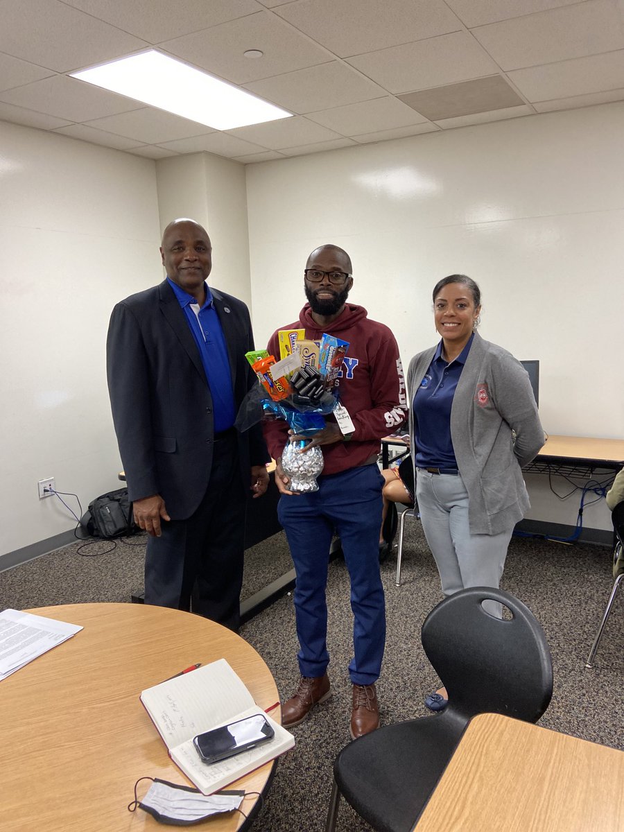 lucyvelez03's tweet image. Congratulations to Mr. Esdaille! Dekaney HS Teacher of The Year. ⁦@Dekaneywildcat⁩ ⁦@DHS_CTE_Law⁩ ⁦@CteNths⁩ @dekaney