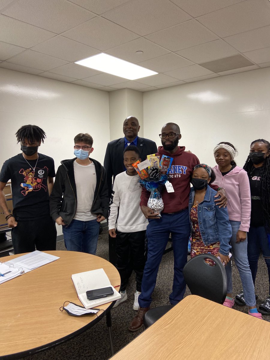 lucyvelez03's tweet image. Congratulations to Mr. Esdaille! Dekaney HS Teacher of The Year. ⁦@Dekaneywildcat⁩ ⁦@DHS_CTE_Law⁩ ⁦@CteNths⁩ @dekaney