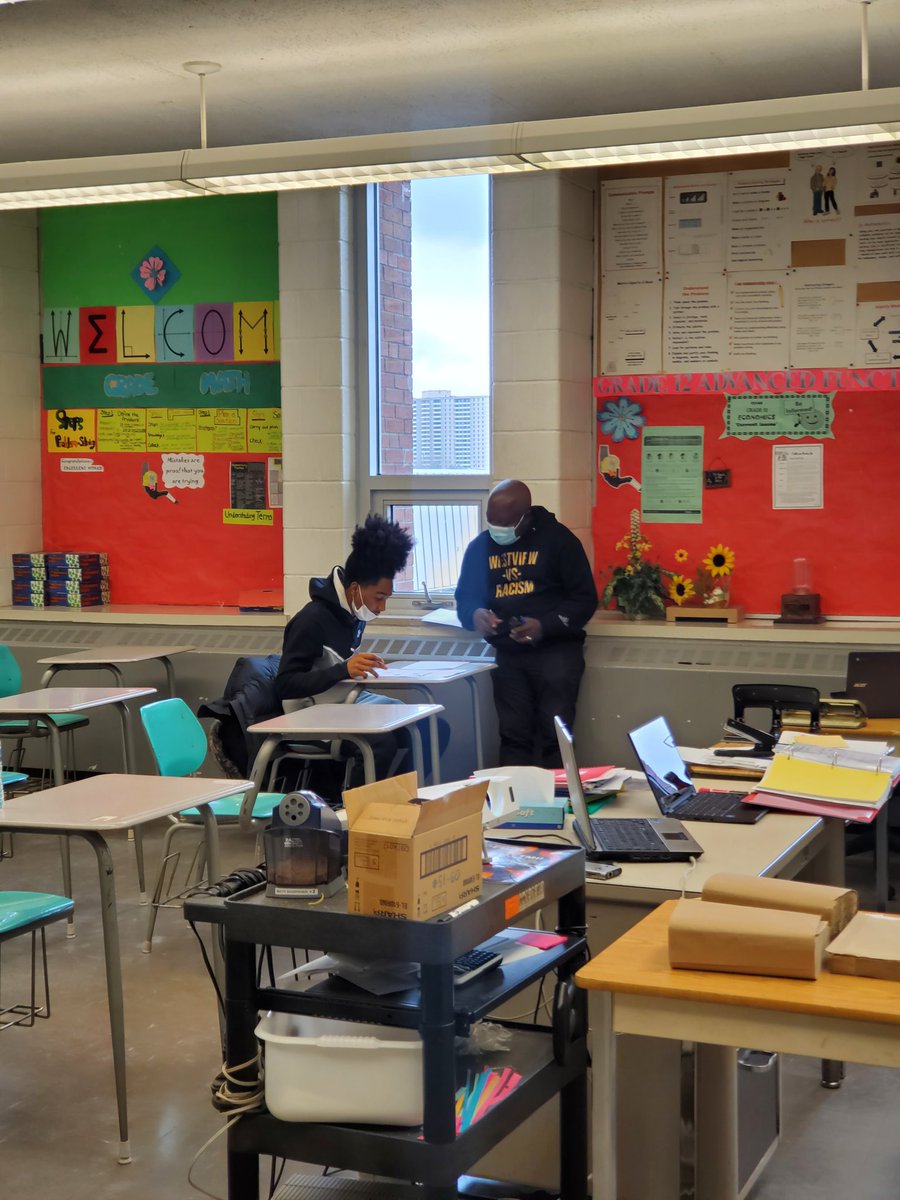 I was walking by a class this morning and saw none other than our very own Principal @mgala19 truly enjoying himself teaching math for an absent teacher 📚 ❤@WestviewCentSS #HumansofWestview #joyofteaching #leadingbyexample