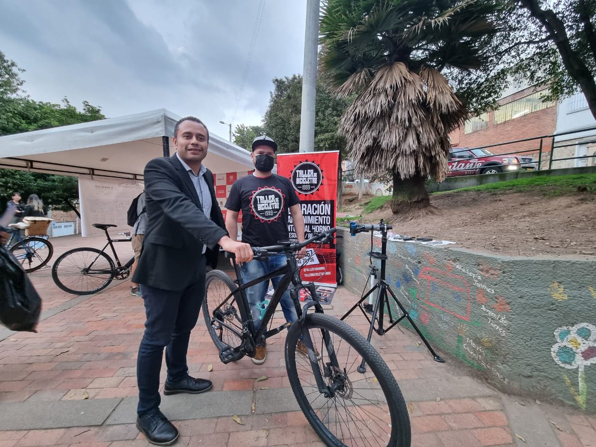 OscarRamosCal's tweet photo. Somos #ChapiDistritoCultural 🎭
📣 Pasamos la tarde en #DistritoCH disfrutando de las actividades programadas para los amantes de las bicicletas.
📣 Mañana tendremos una gran agenda cultural y gastronómica para todos los gustos. ¡Los esperamos en el Parque Portugal! https://t.co/KLolG4vOO9