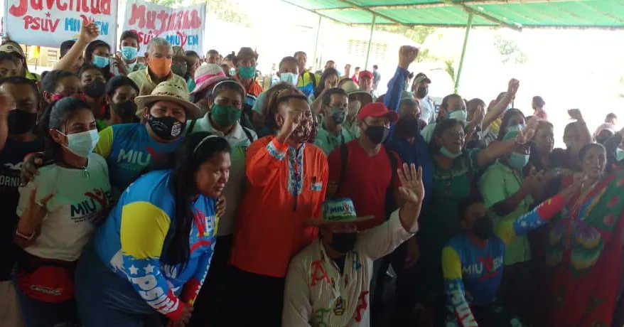 SOMOSMIUVEN's tweet photo. Autoridades legítimas del pueblo Kariña, la estructura política indígena  del estado Monagas, los líderes y lideresas, delegados y delegadas del V Congreso del PSUV y del IV de la JPSUV se conjugaron para respaldar las orientaciones  @nicolasmaduro enmarcadas en las 3R.nets. https://t.co/VrF9Zr6nZ0