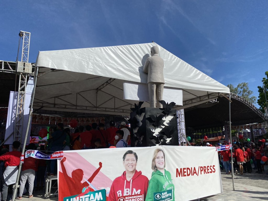 lianbuan's tweet photo. The main stage of the Tarlac City Plazuela for the Uniteam event fronts the monument of the late Senator Ninoy Aquino, but he has been covered by a tent so that he is not seen from the stage. https://t.co/Ra8yxu4CZg
