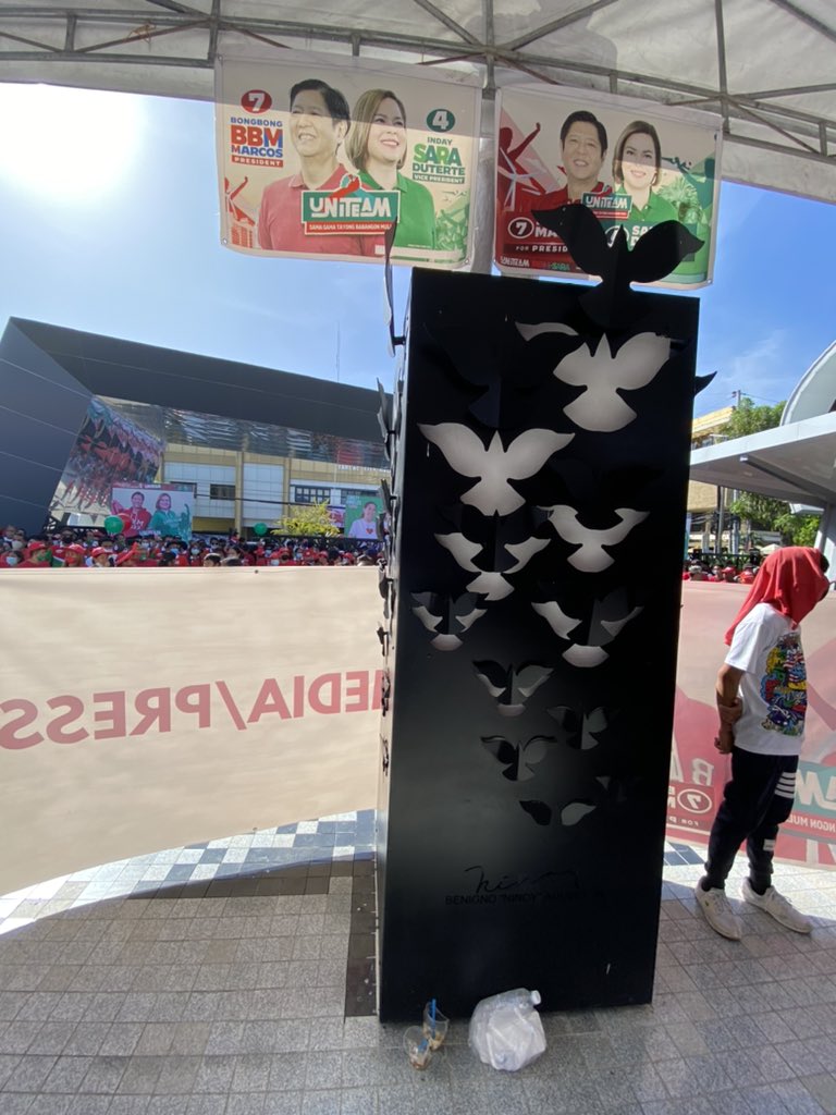 lianbuan's tweet photo. The main stage of the Tarlac City Plazuela for the Uniteam event fronts the monument of the late Senator Ninoy Aquino, but he has been covered by a tent so that he is not seen from the stage. https://t.co/Ra8yxu4CZg