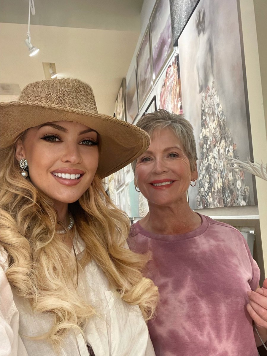 Say hi to my beautiful mom 💜