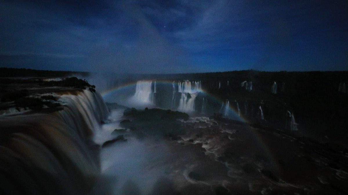 こちらは、「イグアスの滝」にかかる＜ルナ・レインボー＞！ 満月の前後に、数日間だけ見られます。滝の水しぶきが月に照らされ…幻想的な光景を生みだします。