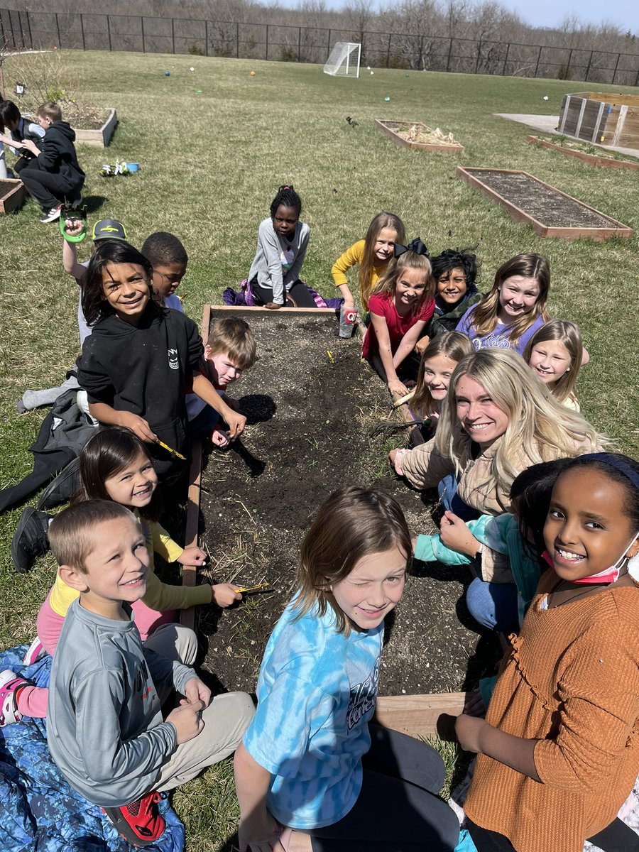 LHLionsSMSD's tweet photo. It was a great day for our Lions to plant the gardens! https://t.co/8RrqvEObis