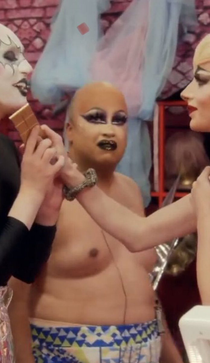 VikiVillainess's tweet photo. THIS was the roast?  #DragRace https://t.co/6rnCo7ISiZ