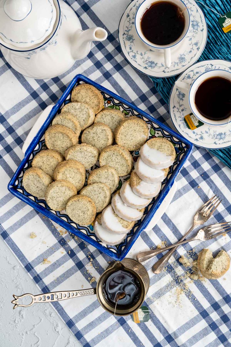 NowDelish's tweet photo. These crunchy and crumbly shortbread cookies are infused with earl grey tea leaves aroma dipped in a lemon glaze. These cookies are delicate with an elegant and subtle flavor.
Recipe with full directions --- https://t.co/yt9i1396MH
#earlgrey #earlgreyshortbreadcookies https://t.co/C4Cp09TUjE