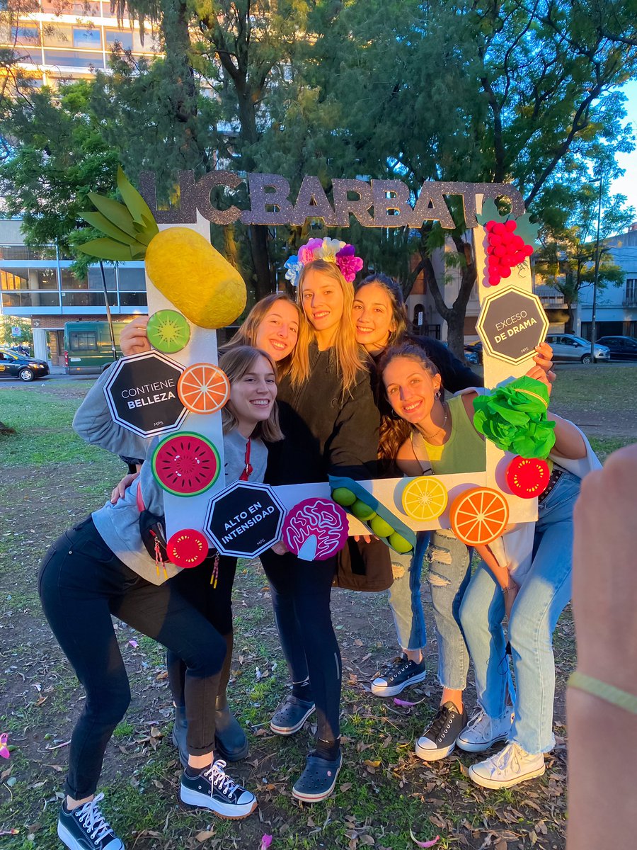 Carobarbato2's tweet photo. ME RECIBII🎓, y mis amigas me hicieron el cartel más lindo del mundo!💘🥺 https://t.co/We8Hz9g9tC