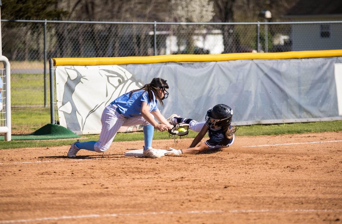 PeggyRoweps's tweet photo. Macey Cutsinger #2 with steals/slides at 2nd and 3rd @macey_cutsinger @BJCherry2 @tim_radio https://t.co/Xvin0LYWmt