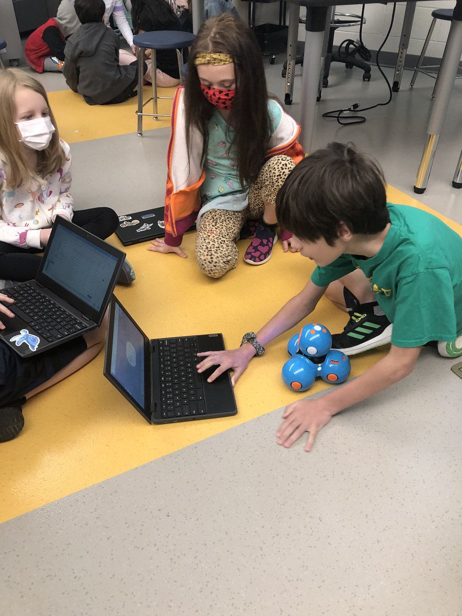 rose_holland2nd's tweet photo. I ❤️ starting off my Fridays with these kiddos in robotics club! #REAMSSTEAM https://t.co/8qUTR687Jb