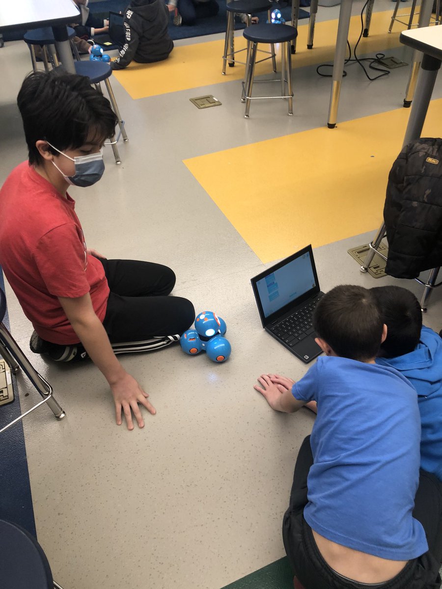 rose_holland2nd's tweet photo. I ❤️ starting off my Fridays with these kiddos in robotics club! #REAMSSTEAM https://t.co/8qUTR687Jb