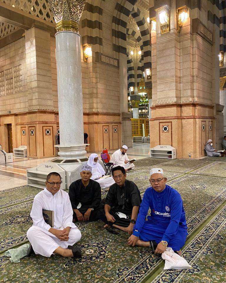 mynohomar's tweet photo. Terserempak dengan Datuk Puad Zarkashi dan Datuk Jalaluddin Alias Timbalan Menteri Wilayah selepas selesai solat Subuh di Masjid Nabawi. https://t.co/kiF6Wat2k2