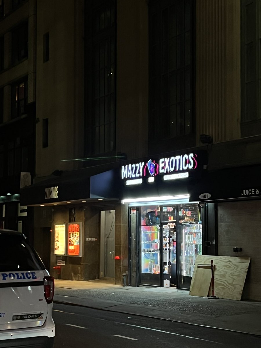 alisousa4's tweet photo. THEATER DISTRICT RED ALERT the second stage dollar pizza is gone!!!! 

that place kept me alive during my internship i am devastated https://t.co/b79HwwJL0A