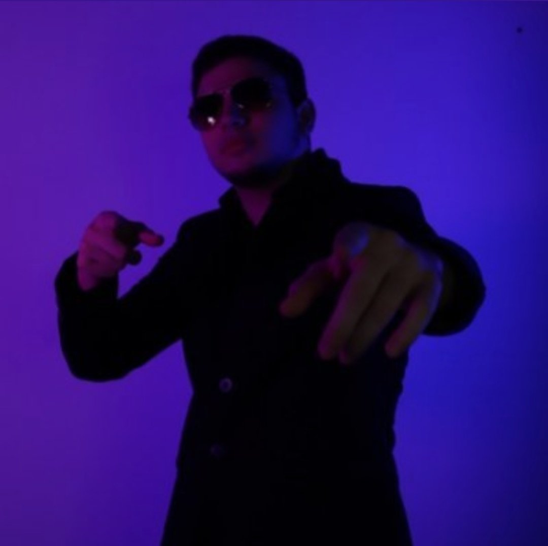 Imagínate sentir que te están cagando a tiros y cuando buscas al responsable, entras a su perfil y te encontrás con esta foto de perfil:

Yo vendo la pc y me compro un equipo de pesca