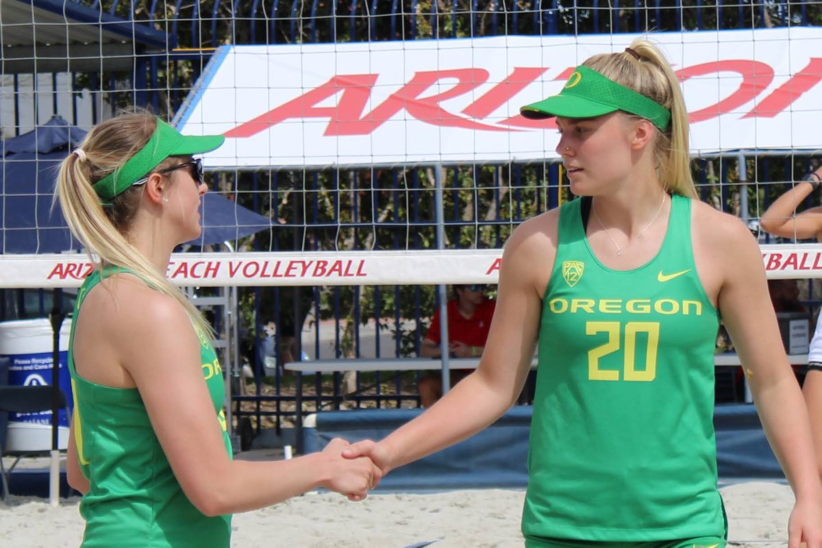 Second W of the day👊

Madelyn LaFollette and Daley McClellan get the scoring started vs Boise State with a 21-14, 21-13 win on court two.

#GoDucks