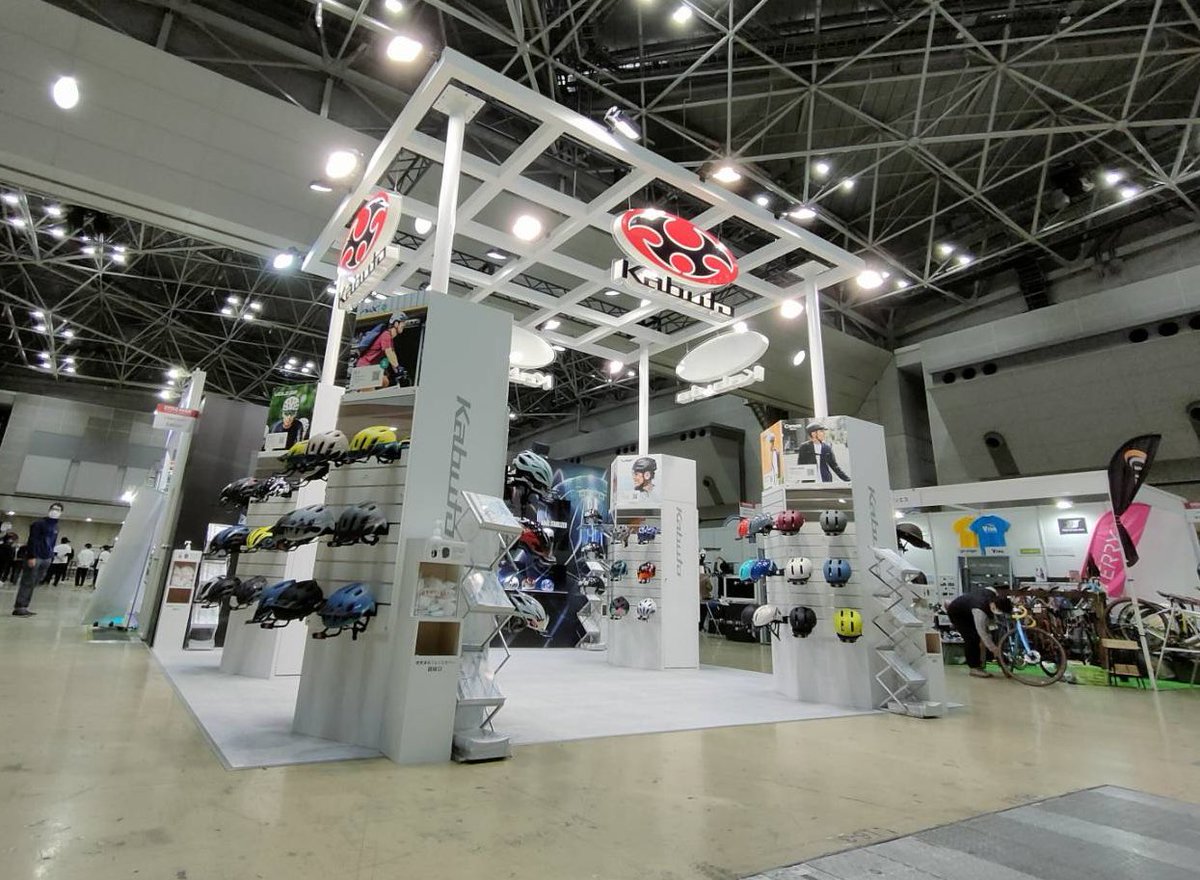 OGK_KABUTO's tweet photo. おはようございます☀️

サイクルモード東京1日目がスタートいたしました！

ニューモデルの「AERO-R2」や、2022年のニューカラーなど各種用意してみなさまをお待ちしております。

それでは2日間、よろしくお願いいたします🙌 https://t.co/JkCCmLErmg