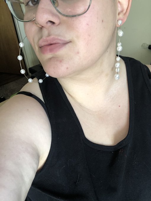 Yea I just wanted to show off my new earrings ❤️ https://t.co/muCaWPGAxQ