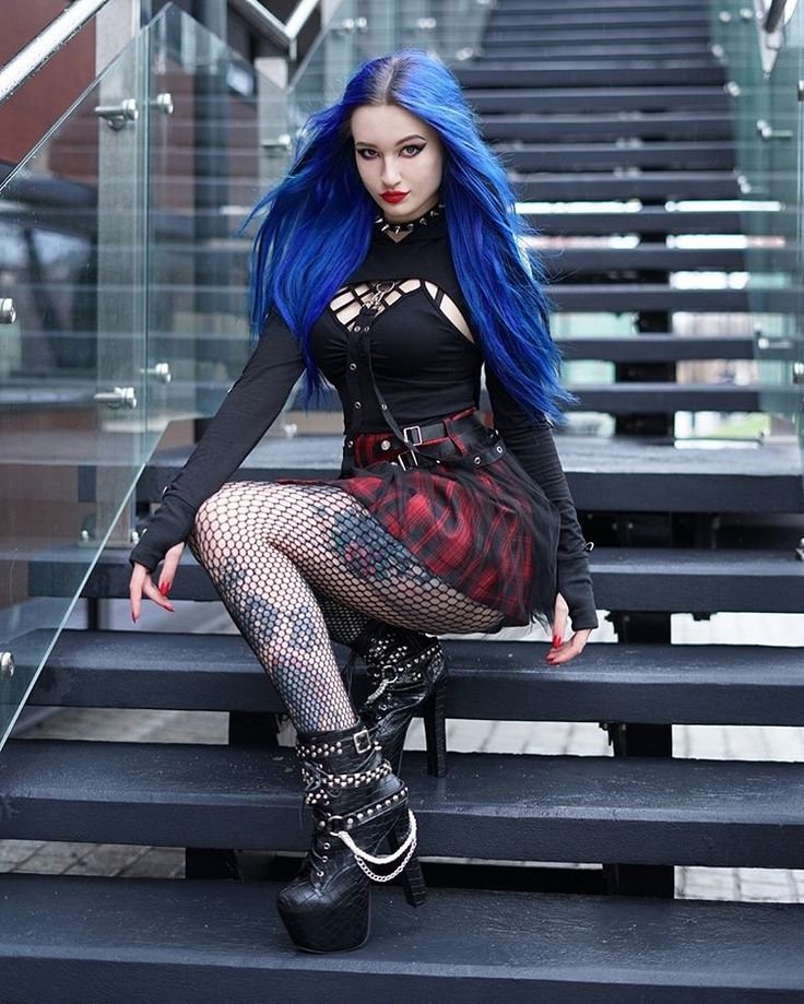 AMarkadas's tweet image. One of the most popular fashion trends of 2022:
Hot Goth.