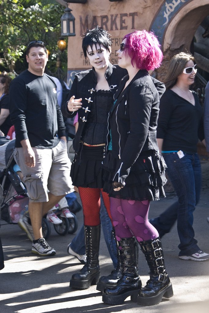 AMarkadas's tweet image. One of the most popular fashion trends of 2022:
Hot Goth.