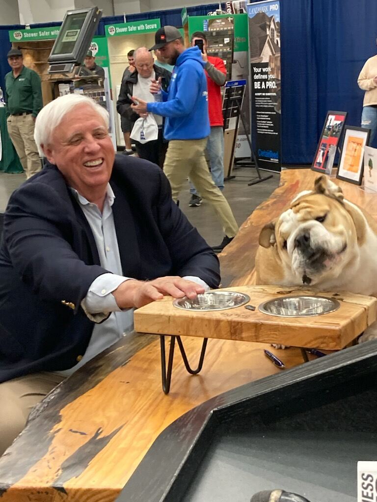 AshleySASM675's tweet photo. Not just exteriors , but interiors. LOWE'S Install's both!!!  HOMESHOW #675 @DebDearing @Brandon73676211 @BenitoKomadina @JBBailey9 @daleschmidtsr @TylerSeijo https://t.co/8RZS4DfKEL