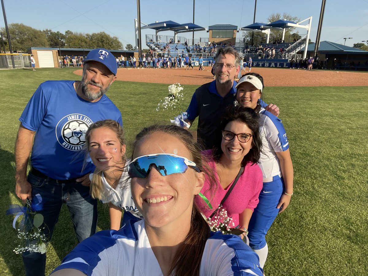 IzzyAllen2024's tweet photo. A big thank you to all the teachers coming out tonight. Especially the three hanging out in the outfield with us! #TeacherAppreciationWeek @THSMustangSB https://t.co/JoF54NpIyt