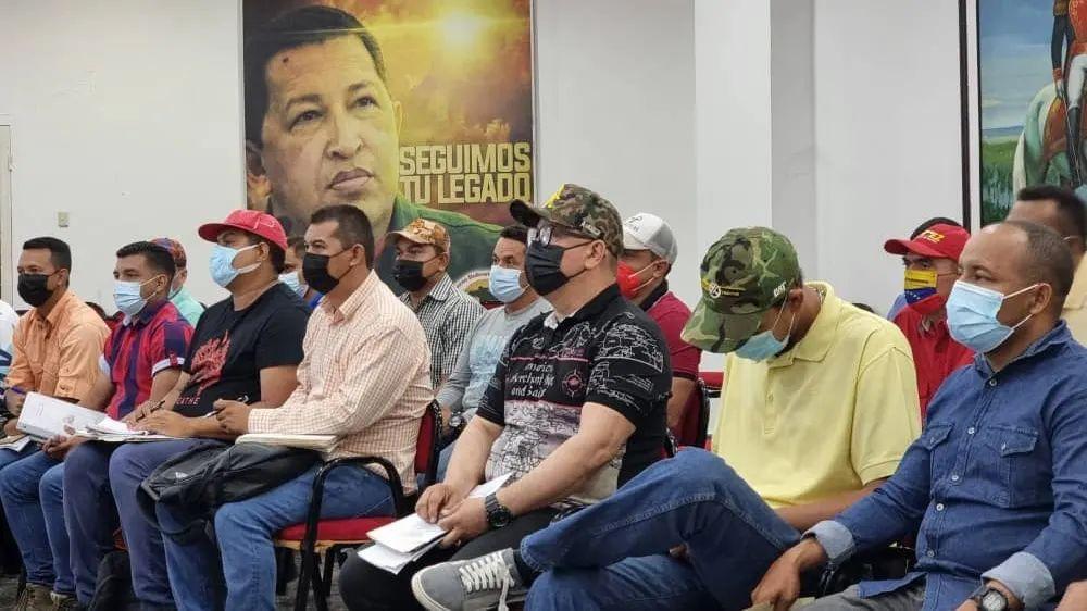 ApureBatalla4F's tweet photo. #01Abr #ApurePsuv
La tarde de hoy #viernes nuestro Gobernador @eduardopiate2 sostuvo un encuentro de trabajo con el Gabinete de Economía Productiva del Gobierno Regional.
.
📌Seguimos trabajando para mejorar la eficiencia de las Empresas del Gobierno de Apure.
.
@NicolasMaduro https://t.co/ZZRm65hDdK