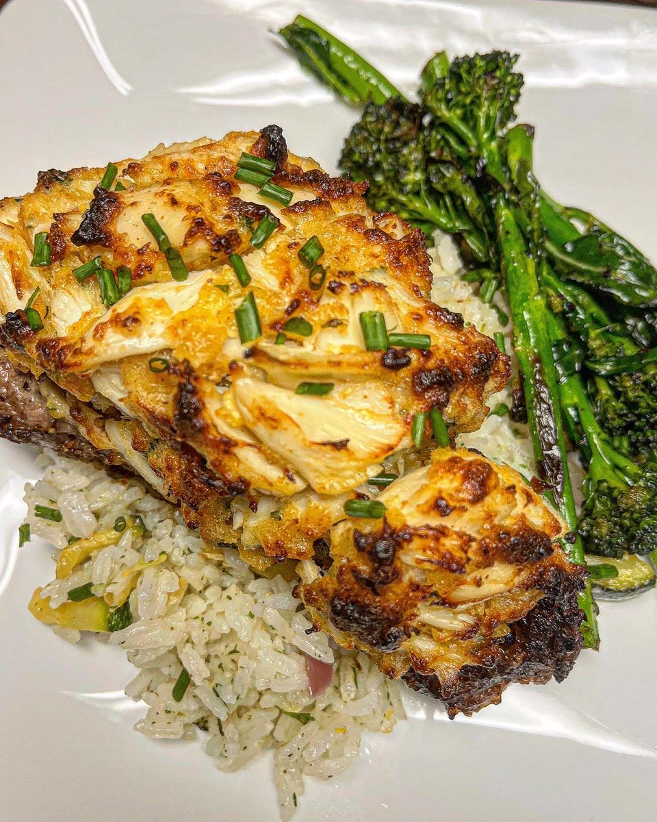 cooks_bee's tweet photo. Jumbo lump crab cake crusted filet mignon with rice pilaf and grilled broccolini for dinner. 🤤
#BeeCooks
#EatWell https://t.co/BiKhZ0y4Dk