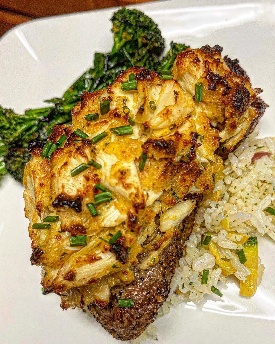 cooks_bee's tweet photo. Jumbo lump crab cake crusted filet mignon with rice pilaf and grilled broccolini for dinner. 🤤
#BeeCooks
#EatWell https://t.co/BiKhZ0y4Dk