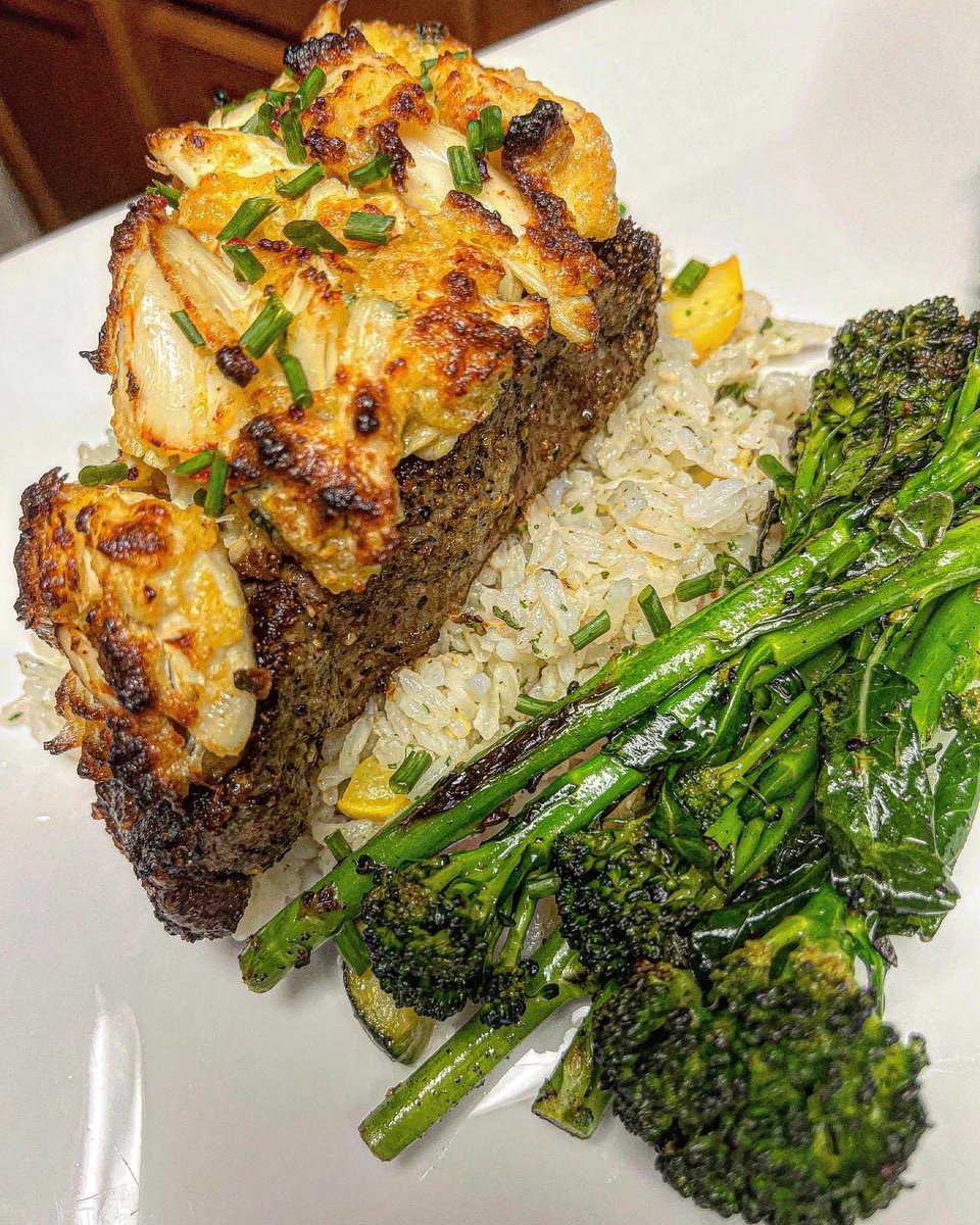 cooks_bee's tweet photo. Jumbo lump crab cake crusted filet mignon with rice pilaf and grilled broccolini for dinner. 🤤
#BeeCooks
#EatWell https://t.co/BiKhZ0y4Dk