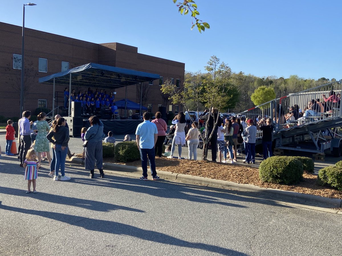 CHillloves1's tweet photo. Huge celebration - Youth Arts Festival ⁦@CabCoSchools⁩!! Amazing artists and teachers! ⁦@BartTulbert⁩ - thx for months of planning! You are soooo appreciated!! 💕👏🏽💪🏽🎶 https://t.co/ZTUAIiQnIA