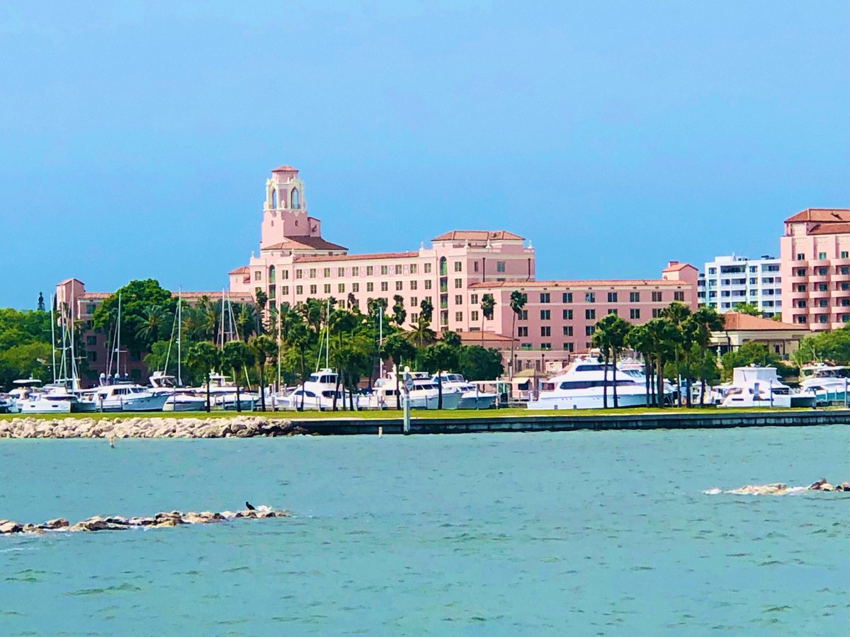 DeannaDys's tweet photo. A favorite of mine @VinoyRen The historic Vinoy Hotel in #StPetersburg @iLovetheBurg #downtown #sunshinestate @VSPC @Bway_ByTheBeach https://t.co/wYIACj0Yf3