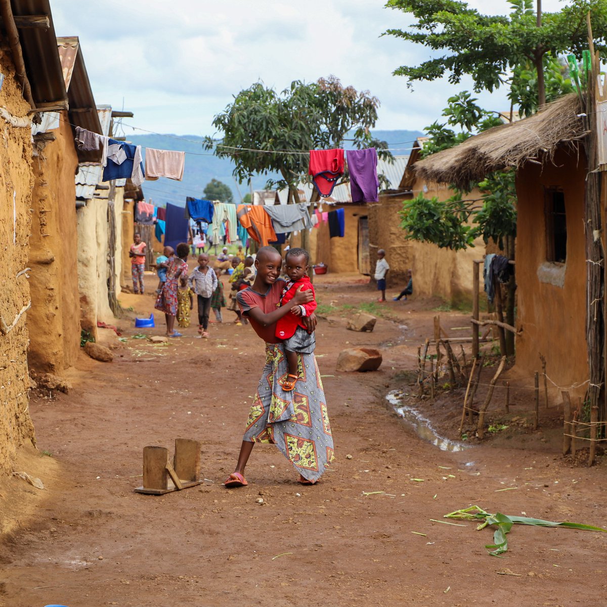 UNOCHA's tweet photo. #Burundi: 1.8 million people need urgent assistance this year. Humanitarians require $182 million to help the most vulnerable. 

In 2021, 580,000 people received food, water, healthcare and other essentials, thanks to the generous support of donors. 

👉 https://t.co/n21UXGEFUm https://t.co/50lJQQaDK5
