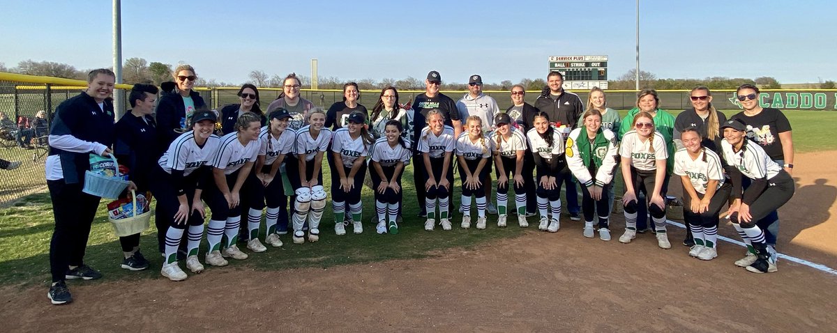 softball_cmhs's tweet photo. @CaddoMillsISD is FULL of amazing teachers. Tonight our athletes got to recognize one of their teachers who has made an impact on them this year. Thank you teachers for all you do for our girls! 💚 #UNCOMMON #FoxPride @CaddoMillsHS https://t.co/lmp3QKX4RO