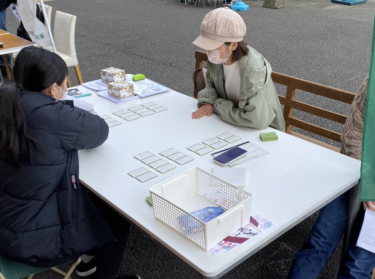 seinankaruta's tweet photo. ただいま机出し中です！
（なお、部員でかるた中）

#春から西南 https://t.co/14mbcZrH1M